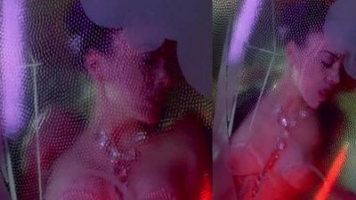 Alyssa Milano Shows Her Plot Against A Glass Wall - Film nackt