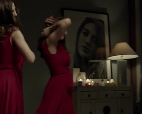 Luisa Moraes In 'Solace' - Film nackt