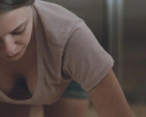 Elizabeth Olsen Downblouse In Martha Marcy May Marlene - Film nackt