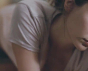 Elizabeth Olsen Downblouse In Martha Marcy May Marlene - Film nackt