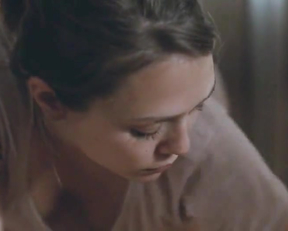 Elizabeth Olsen Downblouse In Martha Marcy May Marlene - Film nackt