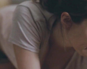 Elizabeth Olsen Downblouse In Martha Marcy May Marlene - Film nackt