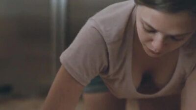 Elizabeth Olsen Downblouse In Martha Marcy May Marlene - Film nackt