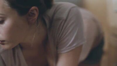 Elizabeth Olsen Downblouse In Martha Marcy May Marlene - Film nackt