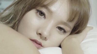 Asian Pop Star In Bra And Panties On Bed - Film nackt