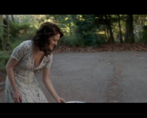 Carla Gugino Downblouse Feeding The Dog Plot From Gerald's Game - Film nackt