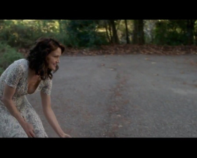 Carla Gugino Downblouse Feeding The Dog Plot From Gerald's Game - Film nackt