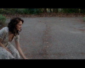 Carla Gugino Downblouse Feeding The Dog Plot From Gerald's Game - Film nackt