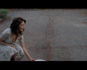 Carla Gugino Downblouse Feeding The Dog Plot From Gerald's Game - Film nackt
