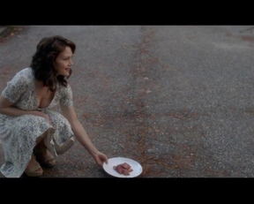 Carla Gugino Downblouse Feeding The Dog Plot From Gerald's Game - Film nackt