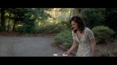 Carla Gugino Downblouse Feeding The Dog Plot From Gerald's Game - Film nackt