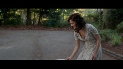 Carla Gugino Downblouse Feeding The Dog Plot From Gerald's Game - Film nackt