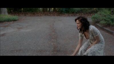Carla Gugino Downblouse Feeding The Dog Plot From Gerald's Game - Film nackt