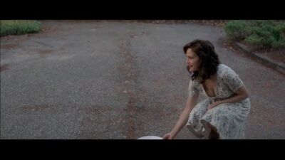 Carla Gugino Downblouse Feeding The Dog Plot From Gerald's Game - Film nackt