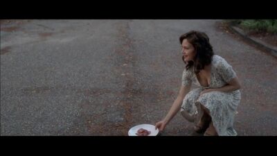 Carla Gugino Downblouse Feeding The Dog Plot From Gerald's Game - Film nackt
