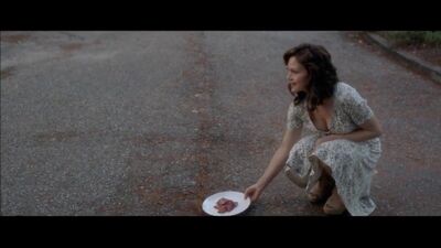Carla Gugino Downblouse Feeding The Dog Plot From Gerald's Game - Film nackt