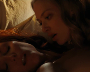 Amanda Seyfried And Julianne Moore - Chloe - Film nackt