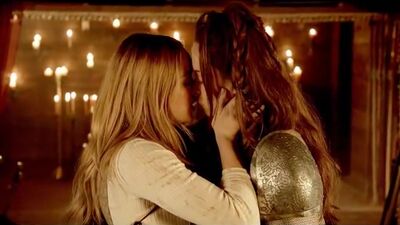 Caity Lotz Various Lesbian Kissing - DCs Legends Of Tomorrow - Film nackt