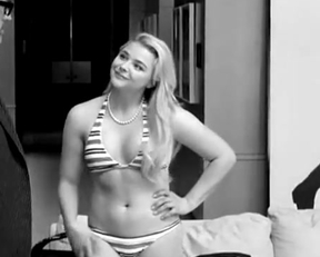 Chloë Grace Moretz - Bikini Plot In 'I Love You, Daddy' - Film nackt