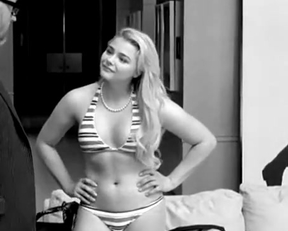 Chloë Grace Moretz - Bikini Plot In 'I Love You, Daddy' - Film nackt