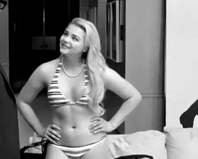 Chloë Grace Moretz - Bikini Plot In 'I Love You, Daddy' - Film nackt