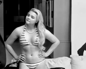 Chloë Grace Moretz - Bikini Plot In 'I Love You, Daddy' - Film nackt