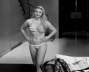 Chloë Grace Moretz - Bikini Plot In 'I Love You, Daddy' - Film nackt