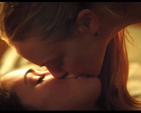 Megan Fox + Amanda Seyfried Lesbian Makeout - Film nackt