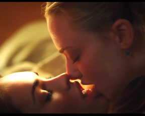 Megan Fox + Amanda Seyfried Lesbian Makeout - Film nackt