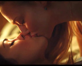 Megan Fox + Amanda Seyfried Lesbian Makeout - Film nackt