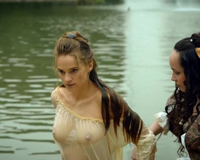 Noémie Schmidt In 'Versailles' - Film nackt