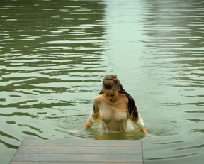 Noémie Schmidt In 'Versailles' - Film nackt