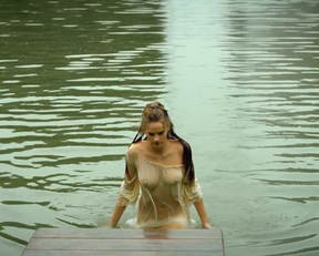 Noémie Schmidt In 'Versailles' - Film nackt