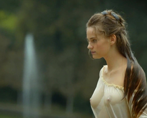 Noémie Schmidt In 'Versailles' - Film nackt
