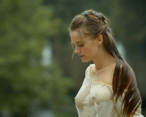 Noémie Schmidt In 'Versailles' - Film nackt