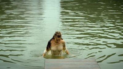 Noémie Schmidt In 'Versailles' - Film nackt