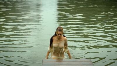 Noémie Schmidt In 'Versailles' - Film nackt