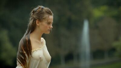 Noémie Schmidt In 'Versailles' - Film nackt