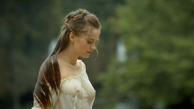Noémie Schmidt In 'Versailles' - Film nackt