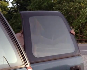 Lauren Schneider Topless In Creature - Film nackt