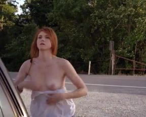 Lauren Schneider Topless In Creature - Film nackt