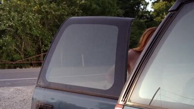 Lauren Schneider Topless In Creature - Film nackt