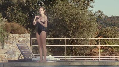 Christa Théret In Le Bruit Des Glaçons - Film nackt