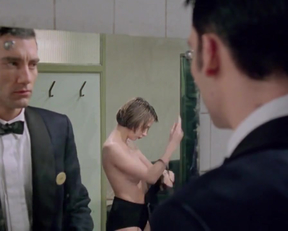 Alex Kingston  Kate Hardie - Croupier - Film nackt