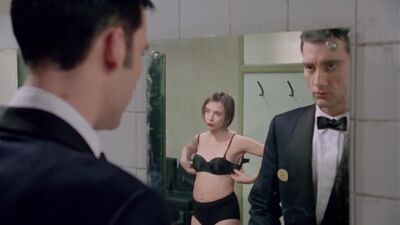 Alex Kingston  Kate Hardie - Croupier - Film nackt