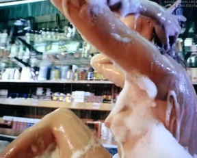 How Else Would You Advertise Perfume In Estonia? - Film nackt