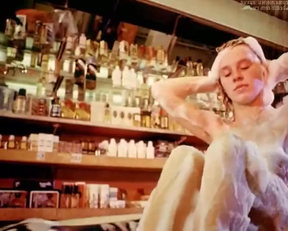 How Else Would You Advertise Perfume In Estonia? - Film nackt