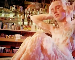 How Else Would You Advertise Perfume In Estonia? - Film nackt