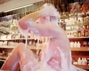 How Else Would You Advertise Perfume In Estonia? - Film nackt