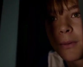 Samara Weaving  Bella Thorn Kissing - Film nackt